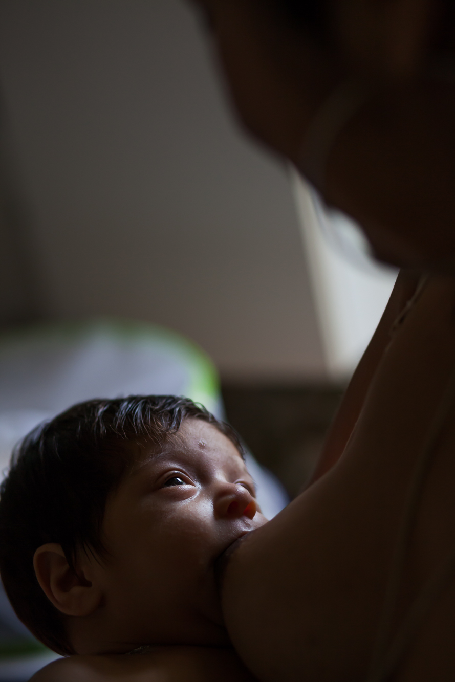 Family photo of breastfed baby by Marili Clark Photographer.