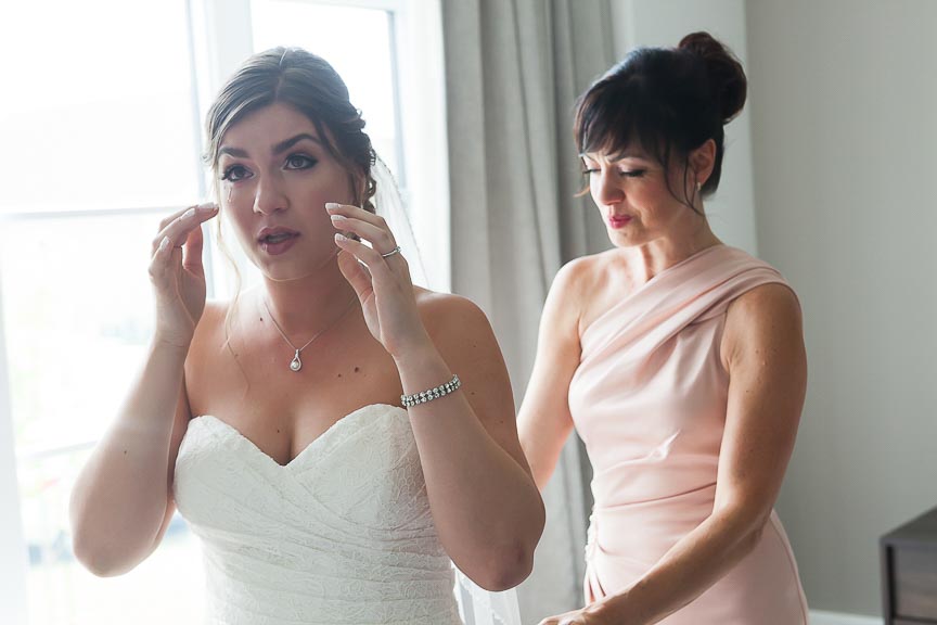 Photo of preparation of the bride with her mother by Marili Clark Photographer.
